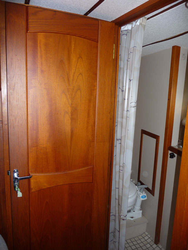 [Immagine: 20106309456_Porta bagno aperta.jpg]